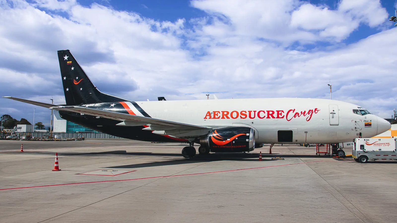 Boeing 737-300 carguero de Aerosucre, matrícula HK-5439, en plataforma