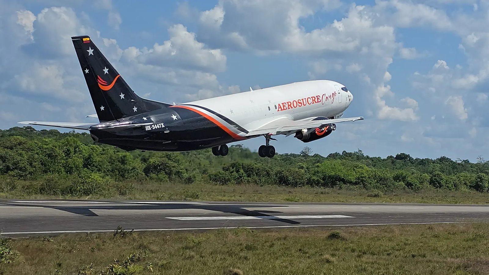 Boeing 737-400 carguero de Aerosucre, matrícula HK-5447, despegando