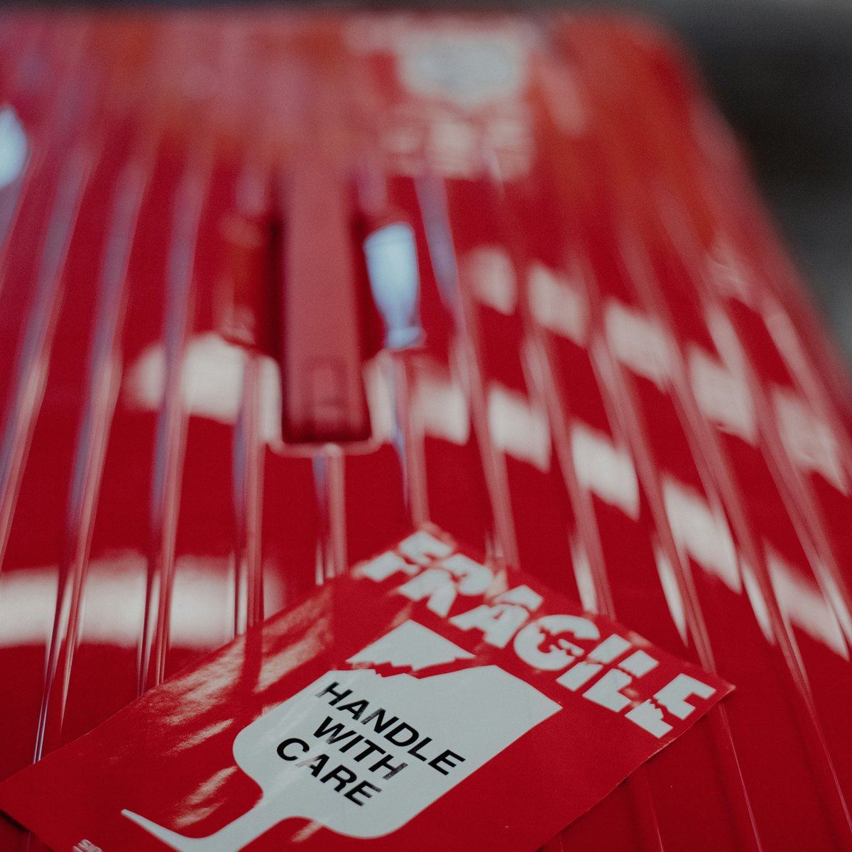 Caja roja con etiqueta Frágil y Handle with Care lista para transporte aéreo