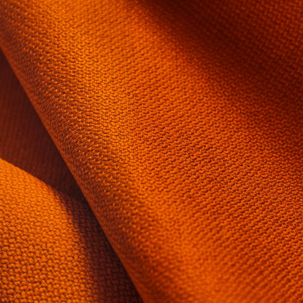 Rollos de tela naranja preparados para exportación como carga general en los vuelos de Aerosucre